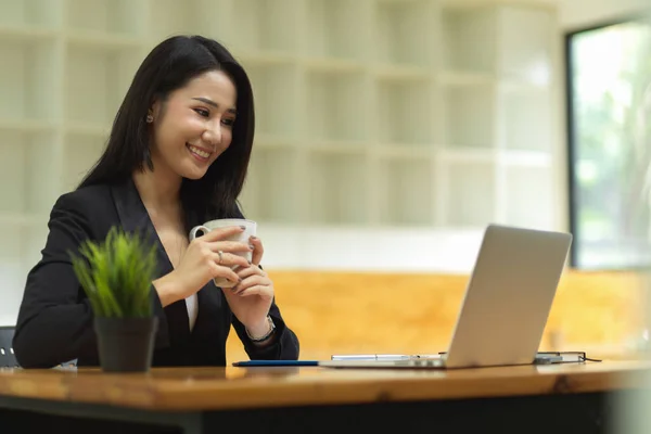 Aantrekkelijke Zakenvrouw Die Koffie Drinkt Terwijl Videoconferentie Met Zakenpartners Het — Stockfoto