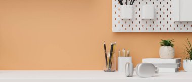 Pastel turuncu duvar, beyaz raf, kırtasiye malzemesi, kulaklık ve kapalı masa üzerindeki beyaz masa, ürününüz için boş alan, 3D görüntüleme, 3D illüstrasyon