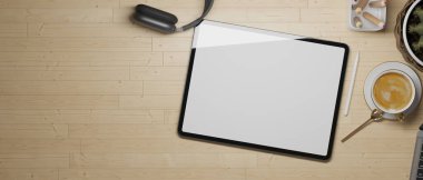 Boş ekranlı dijital grafik tableti, kulaklık, kahve fincanı, renkli kalemler ve tahta masa üzerinde kopyalama alanı, düz masa, üç boyutlu görüntüleme, üç boyutlu resimleme