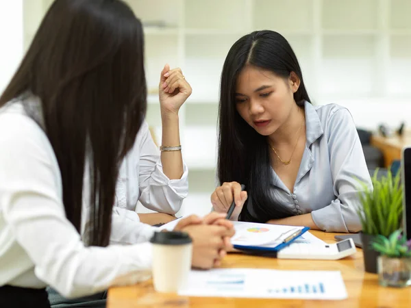 Hoofd Van Het Business Team Uit Leggen Zakelijke Strategie Aan — Stockfoto