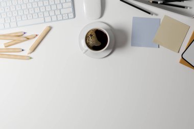 Üst görünüm ofis çalışma masası, beyaz arkaplan, klavye bilgisayarı, kahve, aksesuarlar, modern tarz, 3D görüntüleme, 3D illüstrasyon üzerine metin reklamları için yer kopyalama