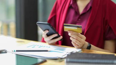 Kırpılmış çekim, kadının çevrimiçi bankacılık yoluyla para transferini kapat, faturayı online başvuru ile öde, çevrimiçi ürünler sipariş et