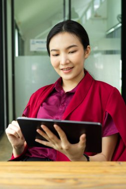 Ofisteki soğutma zamanında taşınabilir tablet kullanan iş kadını, iş yerinde dinlenme zamanı