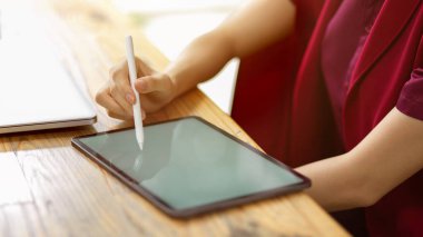 Online öğretmen ders almak için stil kalemi kullanıyor ve öğrencisine öğretmek için konu listesi yapıyor, çevrimiçi öğrenme, tablet boş ekran, kırpılmış çekim