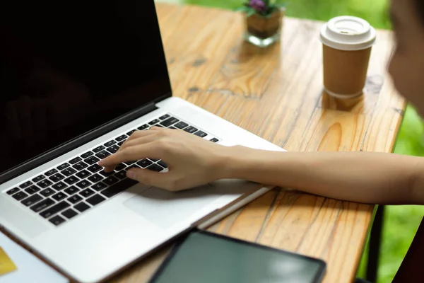 Dedos Femininos Pressionando Teclado Laptop Freelancer Navegando Rede Café — Fotografia de Stock