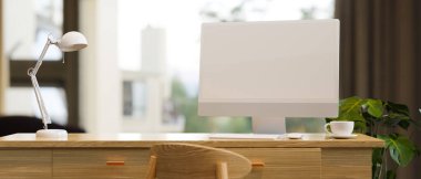 Masaüstü bilgisayar modellemesi, masa lambası ahşap masa, pencere kenarındaki ev bitkisi, 3D çizim, 3D illüstrasyon