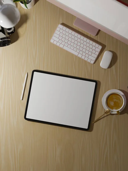 Visão Geral Mesa Trabalho Criativa Com Tablet Branco Tela Mockup — Fotografia de Stock