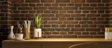 Yakın plan, çalışma alanındaki boşluğu kopyala, ahşap masa, boya malzemeleri, kapalı alan bitkileri, kahve fincanı, seramik vazo, kırmızı tuğla duvar