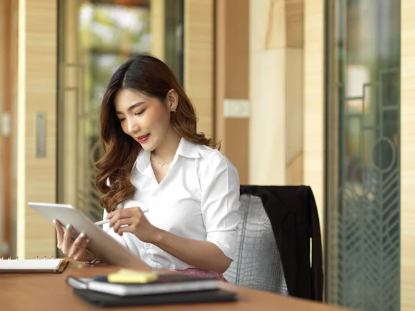 Inteligente Elegante Asiático Empresária Usando Tablet Escritório Quarto Gráfico Digital — Fotografia de Stock