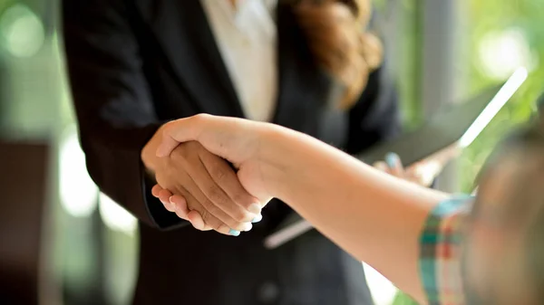 女商人与公司客户握手 与供应商签订合同 — 图库照片
