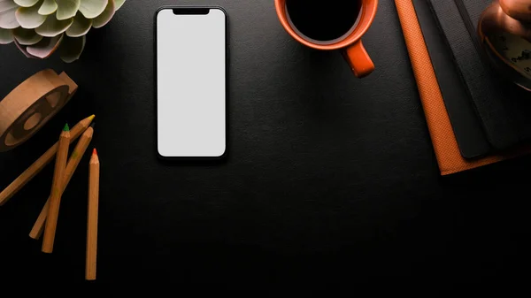 Workspace Black Background Copy Space Smartphone White Screen Mockup Czarna — Zdjęcie stockowe