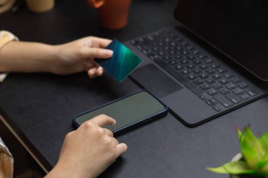 Kesilmiş atış, bin yıllık kadın çevrimiçi ödemeye para transferi, akıllı telefondan yüklü kredi kartı numarası, siyah çalışma alanı