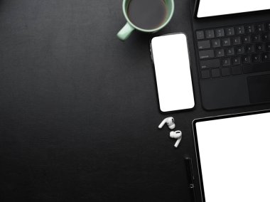 Kablosuz aygıt nesneleri, akıllı telefon, tablet, kulaklık modeli, kahve fincanı ve fotokopi alanı, siyah deri arka plan, üstteki yazı için