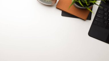 Dekor, klavye, tesis, kitaplar, çalar saat, üst görünümü olan markalarınız için boşluk kopyala