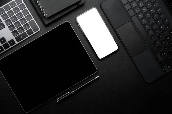 Ofis Siyah Deri Çalışma Alanı Kablosuz Aygıt Siyah Ekran Tableti — Stok fotoğraf