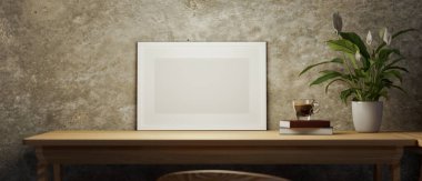 Sanat eserlerinizin poster çerçevesi ahşap masanın üzerinde, çatı katı paslı duvar, düşük ışık altında, klasik oturma odası tarzı, 3D görüntüleme, 3D resim.