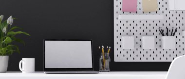 Kapatın, yatak odası çalışma köşesi, modern iç mekan tarzı, açılır dizüstü bilgisayar, kupa, raf, kırtasiye, bitki, kopya masası, siyah duvar kağıdı, 3D görüntüleme, 3D resim