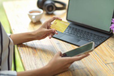 Çevrimiçi bankacılık, nakitsiz konsept, kredi kartı ve cep telefonu kullanan kadın çevrimiçi alışveriş için
