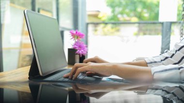 Yan görünüm, kapalı eller tablet klavyeye yazma, bulanık arkaplan, iş adamı, serbest çalışan 