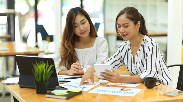 Colega Conceito Escritório Duas Mulheres Negócios Asiáticas Casuais Discutindo Trabalho — Fotografia de Stock
