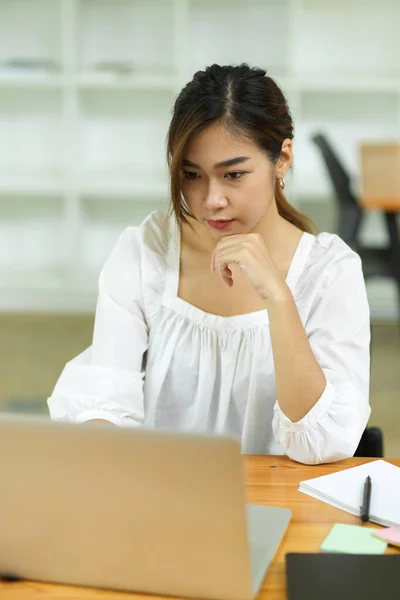 Retrato Del Enfoque Femenino Lectura Noticias Electrónicas Pantalla Del Ordenador —  Fotos de Stock