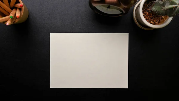 Spazio Lavoro Scuro Con Foglio Carta Bianco Tuo Testo Sveglia — Foto Stock