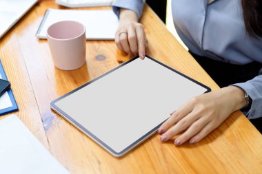 Tablet boş ekran modeli ahşap çalışma tablosu, tablet kullanan iş kadını, İnternet sitesi