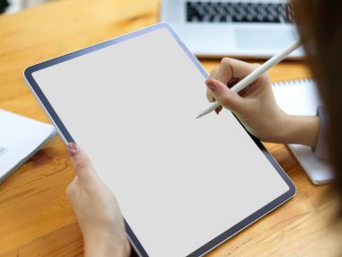 Yakın plan, stil kullanan kadın ve çalışma masasında boş ekran modeli olan dijital tablet