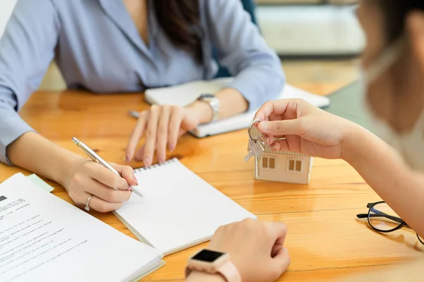 Corredor Bienes Raíces Mujer Haciendo Contrato Compra Casa Con Nuevo —  Fotos de Stock