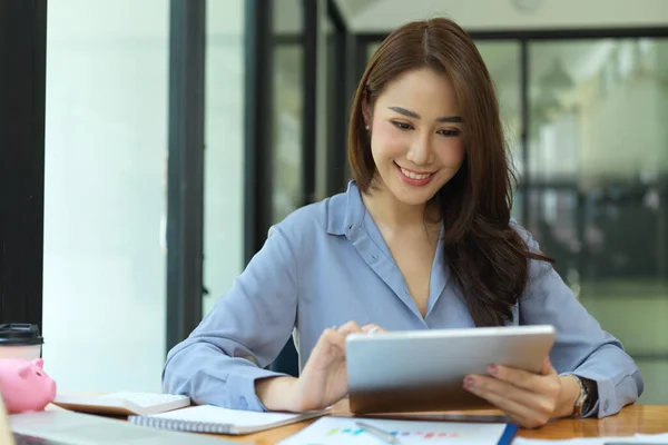 Elegant Female Entrepreneur Using Digital Tablet Searching New Idea New — Stock Photo, Image