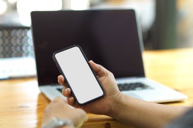 Bir adam akıllı telefonda Apple Müzik uygulamaları, internette müzik buharı hizmeti açtı.