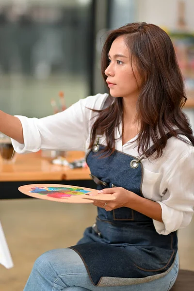 Retrato Artista Femenina Talentosa Profesional Pintando Sosteniendo Paleta Colores Hobby —  Fotos de Stock