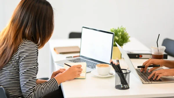 Kvinnlig Sekreterare Kontrollera Post Bärbar Dator Organisera Arbete Anteckningar Laptop — Stockfoto