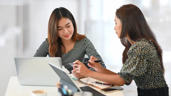 Två Framgångsrika Affärskvinnor Pratar Och Brainstorming Arbetsplatsen Bärbar Dator Och — Stockfoto