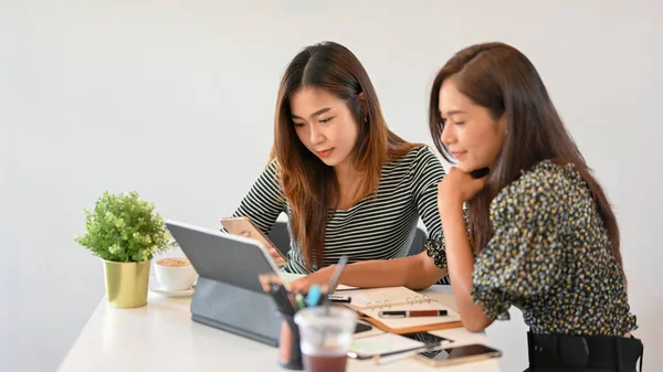 Twee Vrouwelijke Ontwerpers Die Samenwerken Ideeën Delen Draagbare Tablets Gebruiken — Stockfoto