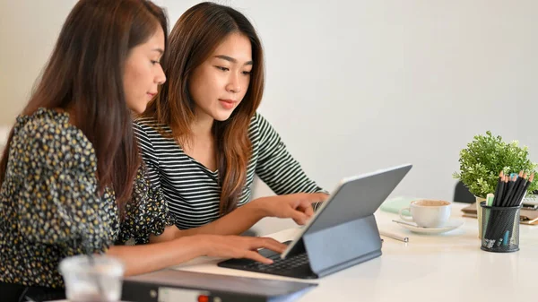 Dwie Kobiety Biznesu Używać Tabletu Omówienia Strategii Biznesowej Razem Biurze — Zdjęcie stockowe