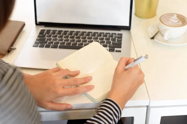 Nahaufnahme Buchhalterin Macht Sich Notizen Über Die Unternehmenssteuer Auf Notebook lizenzfreie Stockbilder