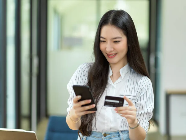 Online Betaalconcept Jonge Vrouw Die Smartphone Gebruikt Betalen Online Betaalapplicatie — Stockfoto