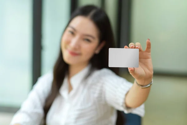 Feliz Joven Mujer Mantenga Blanco Tarjeta Visita Para Maqueta Maqueta — Foto de Stock