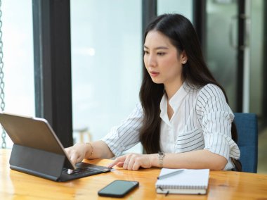 Çevrimiçi ödeme için portatif tablet, tablet için kredi kartı kullanan konsantre iş kadını, bankacılık başvurusu ile karıştırılmış