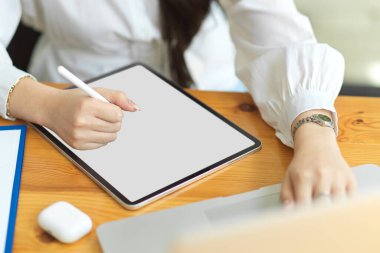 İş kadınının dijital tablet ve stilus kalemle çalışabilir, tablet boş ekran modeli, grafik tablet üzerinde tasarım tasarımı