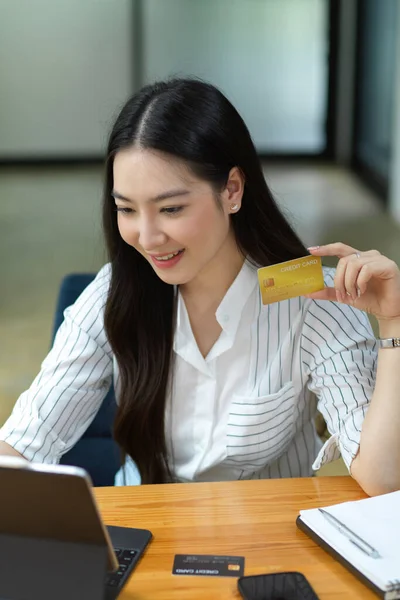 Handle Betalingskonsept Nett Attraktiv Forretningskvinne Med Kredittkort Bruk Bærbar Nettbrett – stockfoto