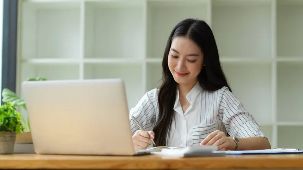 Funcionário Negócios Feliz Encantador Trabalhando Escritório Tomando Notas Trabalhando Laptop — Fotografia de Stock