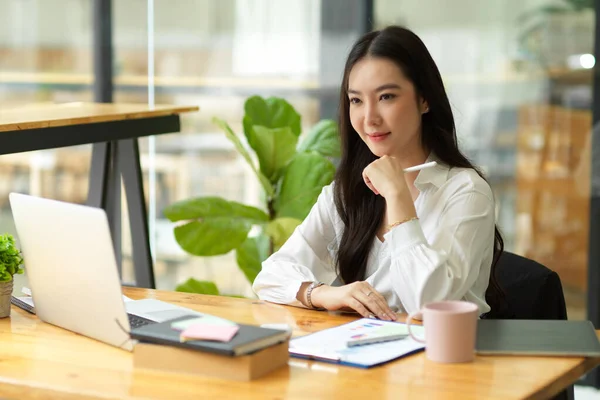 Jonge Aziatische Professionele Manager Geconcentreerd Denken Het Werk Werkplek Laptop — Stockfoto