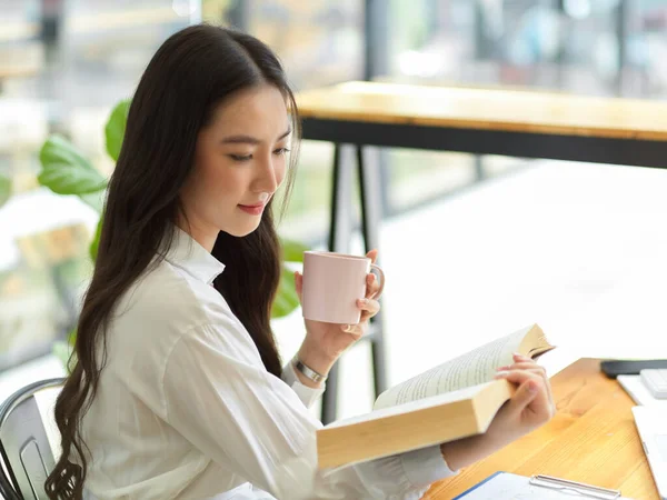 Junge Asiatische College Studentin Liest Fantasy Roman Café Wochenende Freizeit — Stockfoto