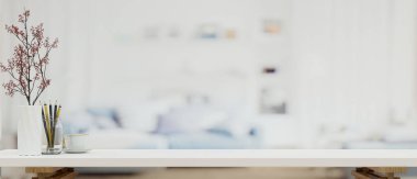 Dekorasyon ve bulanık oturma odasıyla birlikte beyaz masadaki ürün gösteriminizin bir kopyası arkaplan, arkaplan, ön plan, üç boyutlu görüntüleme, üç boyutlu resimleme