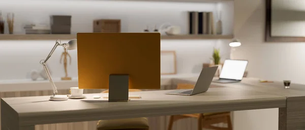 3Dレンダリング 3Dイラストの下でスタイリッシュな机の上に現代的なコンピュータと2台のラップトップとトレンディでモダンな家庭のオフィスのインテリアスタイルのイメージ — ストック写真