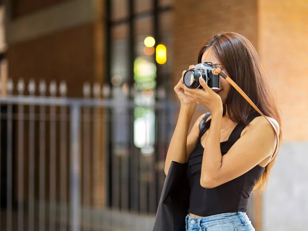 女性フリーランスの写真家 映画カメラで写真を撮る 休暇中の若い観光客の女性 ソロ旅行者 — ストック写真