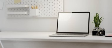 Modern iş yeri modeli dizüstü bilgisayar boş ekran ve ürün görüntüleme için boş alan beyaz masa üzerinde, ev ofis tarzı iç mekan, 3D görüntüleme, 3D illüstrasyon