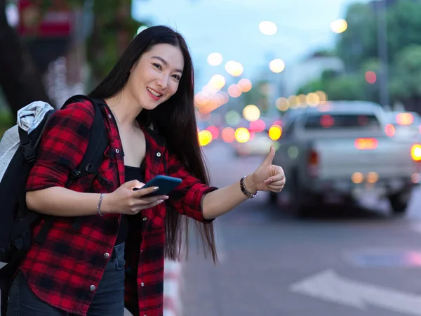 Şehir Caddesinde Taksi Çağırmak Için Işareti Yapan Çekici Genç Bayan — Stok fotoğraf